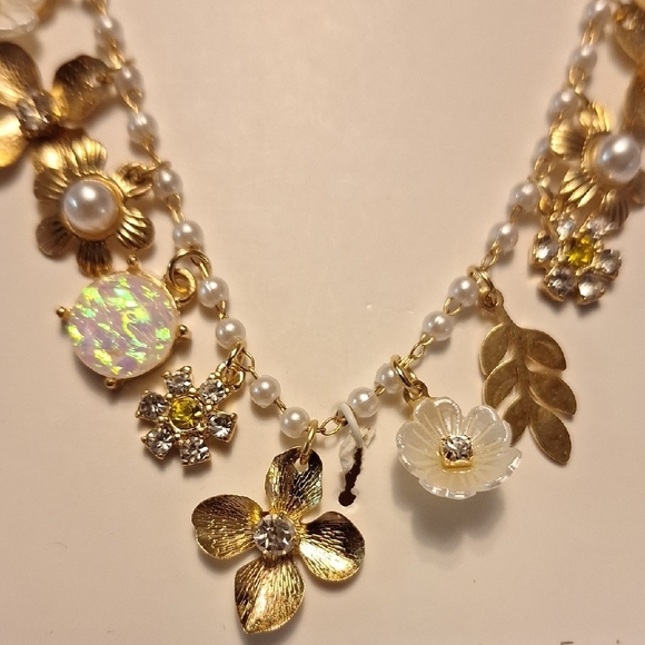 nOir Jewelry Gold and White Floral Necklace Set - Picture 3 of 8